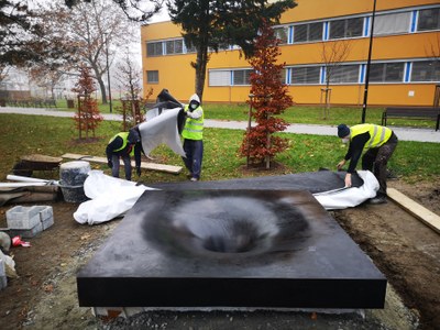 Instalace památníku obětem střelby ve fakultní nemocnici. Foto: Martin Otipka