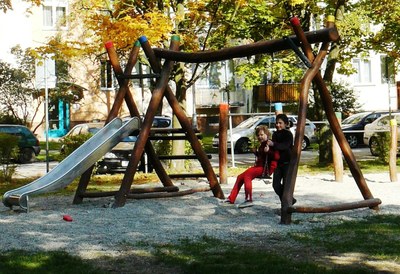 Devět dvorků má nové průlezky