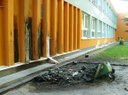 Oheň poškodil fasádu školní budovy