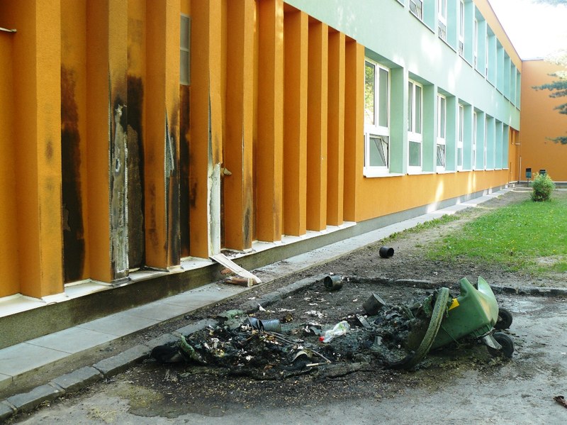 Oheň poškodil fasádu školní budovy