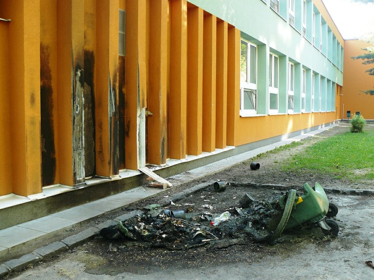 Oheň poškodil fasádu školní budovy