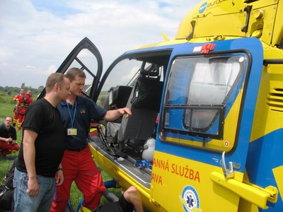 Letečtí záchranáři nacvičovali zásah s podvěsem
