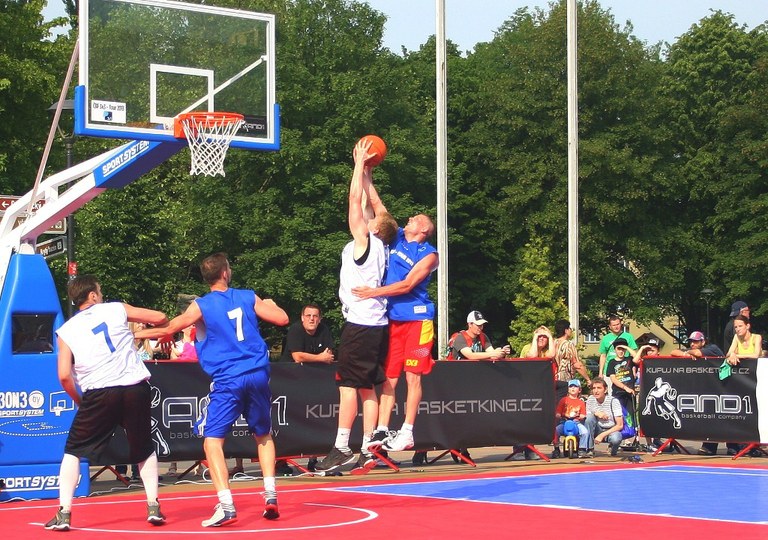 V pouličním basketbalu zvítězil tým BOO!!!