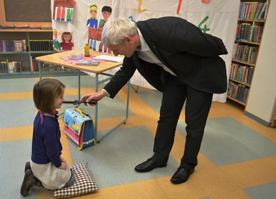 Do cechu čtenářského uvedl prvňáčky starosta Petr Mihálik.  Foto: ÚMOb Poruba