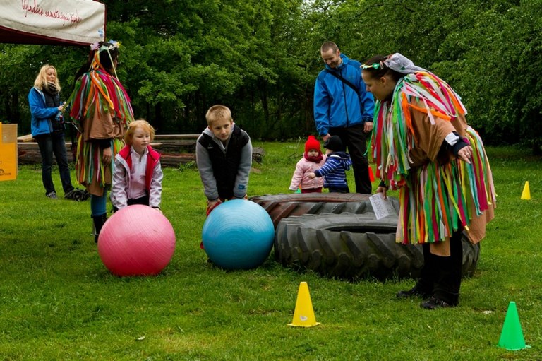 Pohádkové postavy přivítají v lese děti