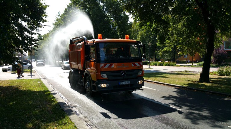 Rozpálenou Porubu ochlazují kropicí vozy