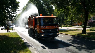 Rozpálenou Porubu ochlazují kropicí vozy