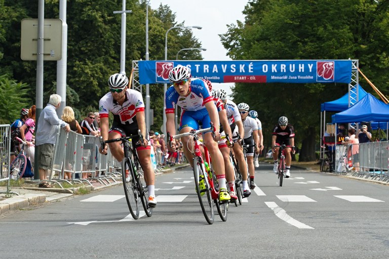 Hlavní třída ožila cyklistickými závody