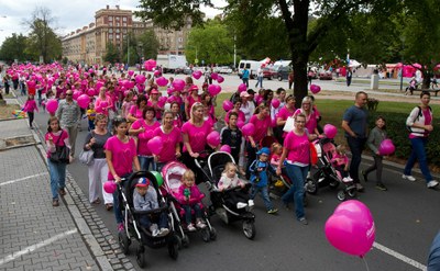 Hlavní třídou prošel průvod proti rakovině prsu
