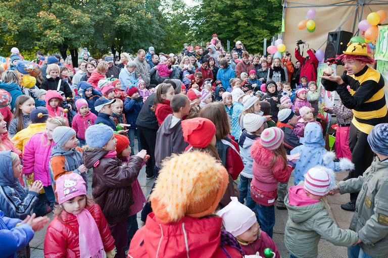 Rej broučků a berušek na Hlavní třídě