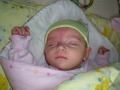 Loni se narodilo více dětí, počet obyvatel je však nižší