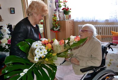 Za městský obvod paní Kubenkové k životnímu jubileu popřála hodně zdraví, štěstí i spokojenosti místostarostka Dagmar Válková. Foto: ÚMOb Poruba