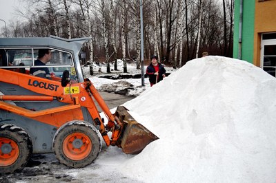 Za jediný den se při údržbě komunikací spotřebovalo v Porubě téměř 100 tun soli.