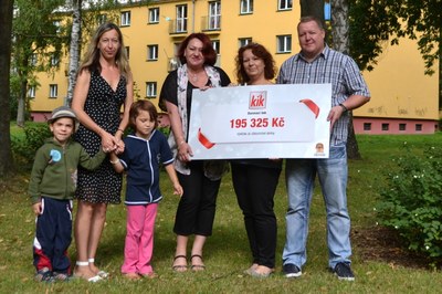 Zástupci společnosti Kik předali šek ze sbírky Domovu pro matky s dětmi. Foto: Martin Otipka