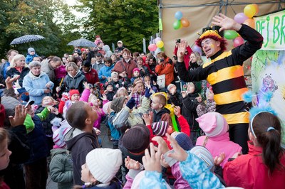 Oblíbená show s klaunem Hopsalínem bude 3. listopadu u kruhového objezdu na Hlavní třídě. Foto: Archiv ÚMOb Poruba 