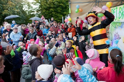 Rej broučků a berušek na Hlavní třídě