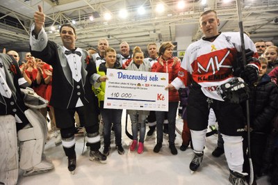 Na loňském zápase se vybralo 110 tisíc korun. Foto: archiv HC MK Klemens