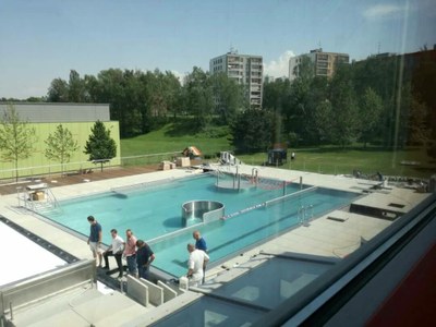 Terasa „kryťáku“ se otevře zítra, nové venkovní bazény 12. června