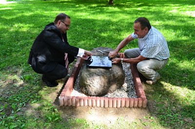 Místostarosta Poruby Dalibor Malík a starosta Pustkovce Stanislav Pyš při instalaci pamětní desky. Foto: ÚMOb Poruba