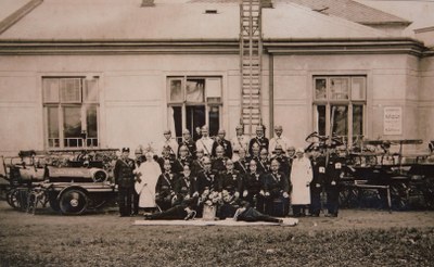 Porubští hasiči a samaritáni před restaurací Fr. Švidrnocha v roce 1933. Foto: archiv ÚMOb Poruba