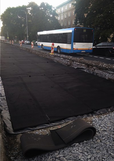 Pokládání antivibrační rohože. Foto: DPO
