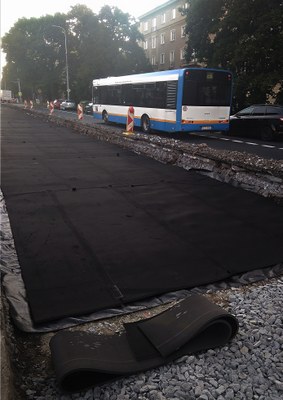 Při opravě tramvajové trati použili antivibrační rohož