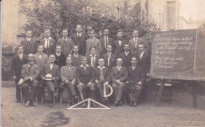 Účastníci kurzu výroby bot. Foto: Archiv města Ostravy