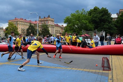Hokejbal na Hlavní třídě. Foto:archiv ÚMOb Poruba