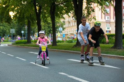 Pomoci můžete i jízdou na in-line bruslích