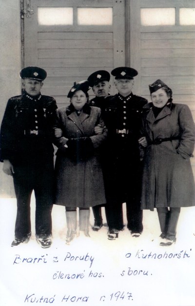 Setkání kutnohorských a porubských hasičů v roce 1947. Foto: archiv ÚMOb Poruba