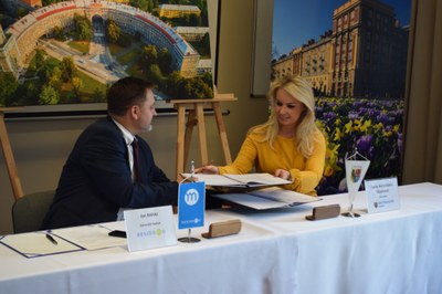 Smlouvu o odkupu vlastnického podílu v Oblouku podepsali generální ředitel Residomo Jan Rafaj a starostka Poruby Lucie Baránková Vilamová. Foto: Martin Otipka