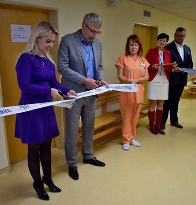 Pásku společně se starostkou Poruby Lucií Baránkovou Vilamovou přestřihl ředitel nemocnice Jiří Havrlant. Foto: Jana Janošcová