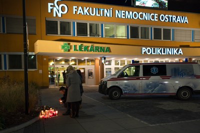 Pietní místo u fakultní nemocnice. Foto: Jiří Birke