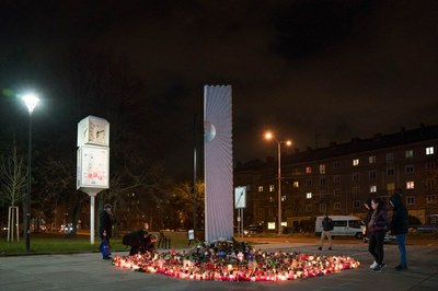 Radní schválili peněžitý dar obětem útoku ve fakultní nemocnici