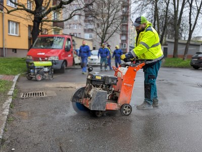 Výtluků na silnicích je více než v minulých letech. Může za to i zvláštní průběh zimy. Foto: Martin Otipka