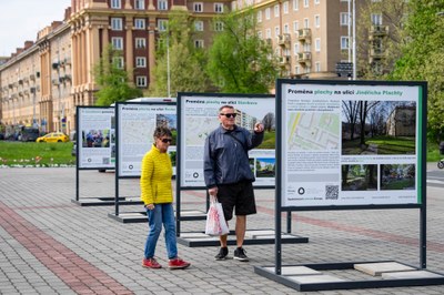 Výstava připomíná, jak se díky Norským fondům proměnilo čtrnáct porubských dvorů. Foto: Jiří Birke