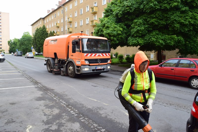 Čištění ulic se provádí na jaře a na podzim. Foto: Petr Bidzinski