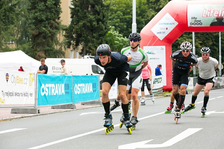 Do Poruby se sjeli maratonci na bruslích