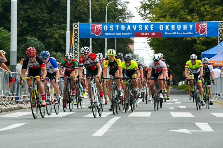 Špičkoví cyklisté se sjedou na Hlavní třídu