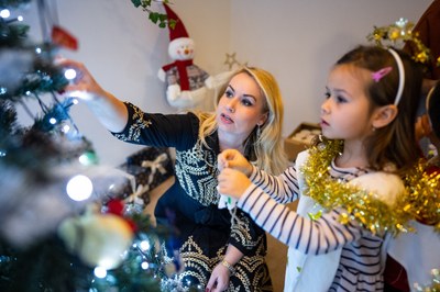 Společné zdobení vánočního stromu na radnici
