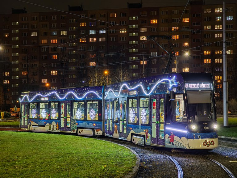 Vánoční tramvaj jezdí Ostravou